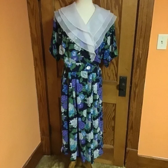 Floral Midi Dress with Sheer Collar - Picture 6 of 7